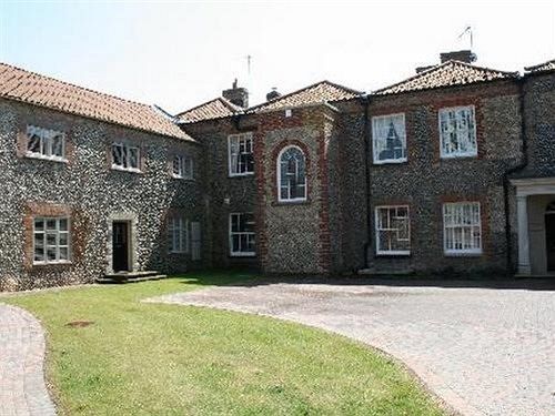 Stable Court Hotel Holt  Bagian luar foto